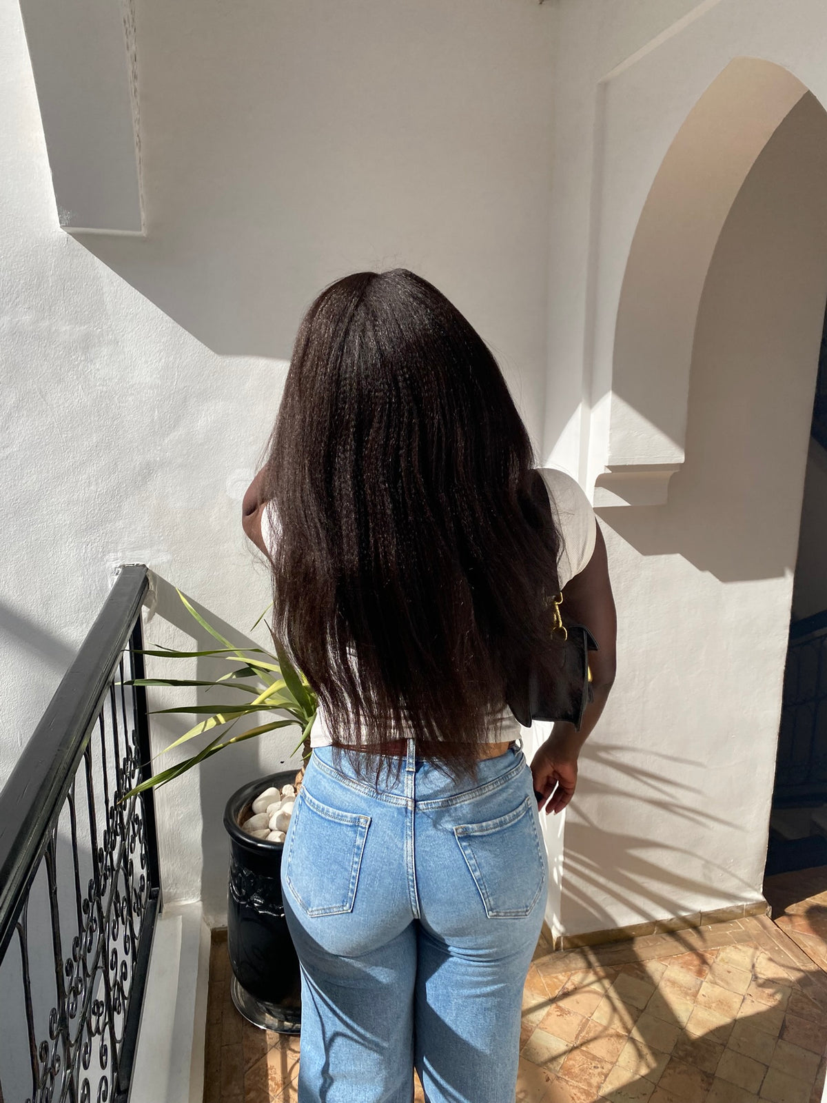 Welly Élégance, perruque glueless Yaki Straight en Raw Hair, Hairline Signature 3C, rendu naturel et indétectable